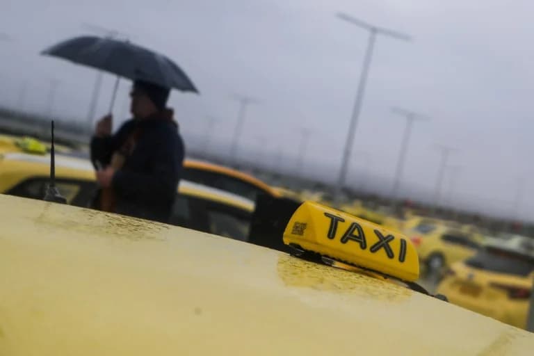 Huelga de taxis: Protestas y caravana al aeropuerto