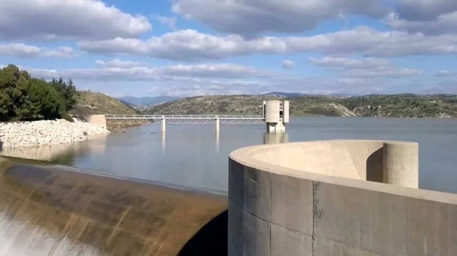 Водохранилище Аспрокреммос наполняется: дожди приносят облегчение
