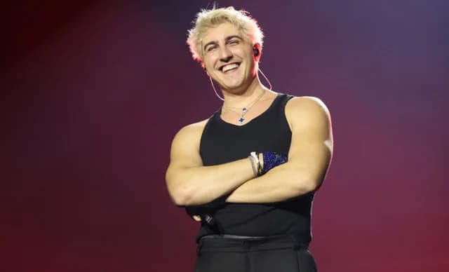 Good Job Nicky：解释了在“为希腊歌唱”中扔掉耳麦的原因