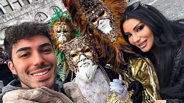 Popi Malliotaki mit ihrem Sohn beim Karneval in Venedig
