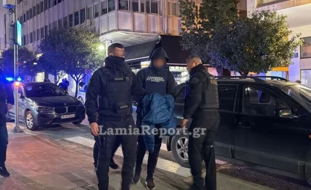 מנהל הכלא של דומקוס עם אפוד מגן בבית המשפט של למיה