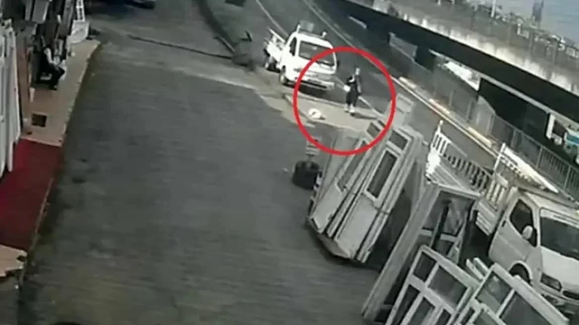 Turquía: Joven de 21 años atropellada por un autobús mientras huía de un perro callejero – Gravemente herida