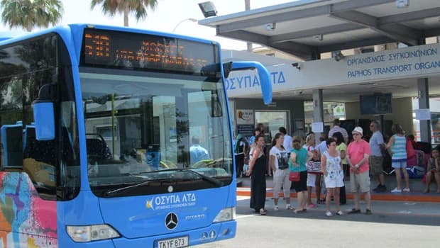 Pafos: Estudiantes lanzan botella al conductor de autobús en movimiento