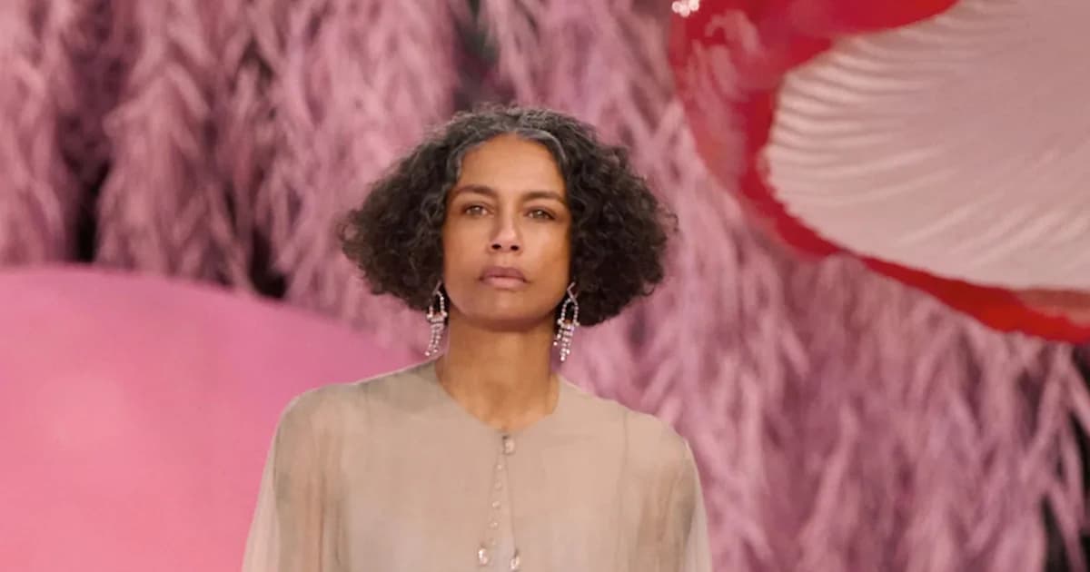 Stephanie Cavalli: Γκρίζα μαλλιά στην Υψηλή Ραπτική της Chanel