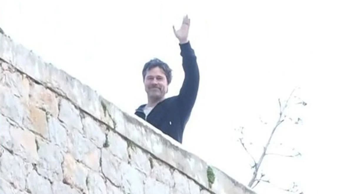 Brad Pitt Saluda en Vivo al Programa 'Proino' desde Hydra