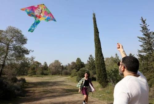 Departamento de Aviación Civil: Evite cometas y drones cerca de los aeropuertos
