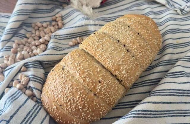 Das Ritual des kretischen Eftazymo-Brotes mit Kichererbsen
