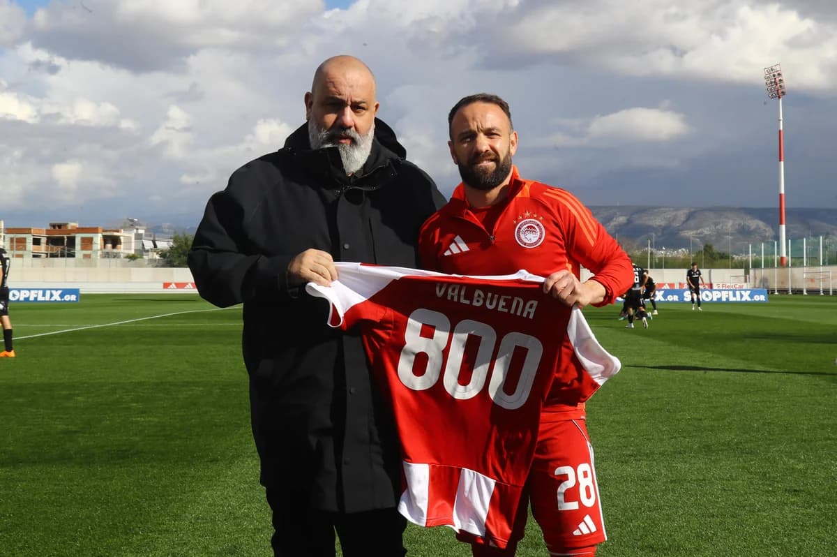 Valbuena Honored by Olympiacos for 800 Career Matches (video)