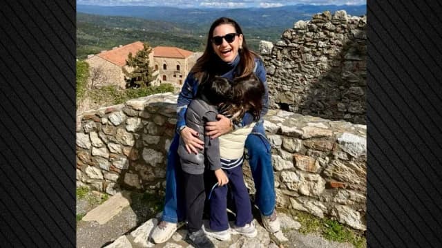 Olga Kefalogianni: Momente mit ihren Kindern in Mystras und eine Botschaft über Familie