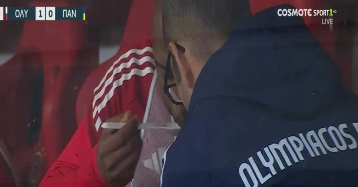 Warum El Kaabi während des Olympiacos-Spiels auf der Bank einen Snack aß