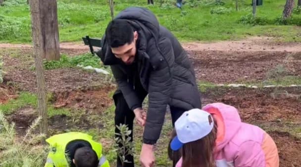 Ο Ενές Καντέρ συμμετείχε σε δενδροφύτευση στην Αθήνα