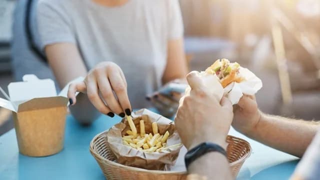 雅典美食家的花费：哈里斯花费 1000 欧元