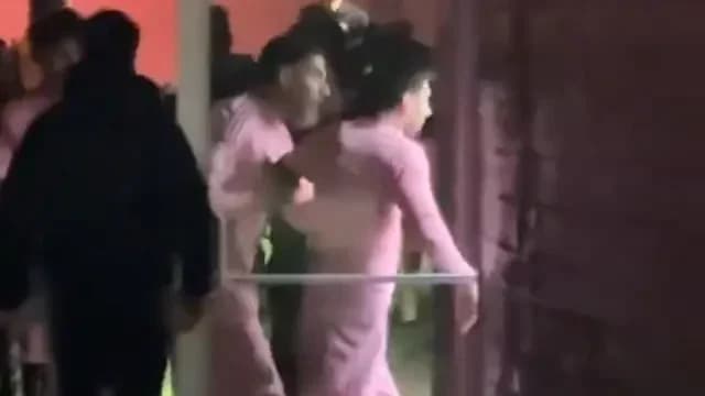 梅西愤怒地试图进入裁判更衣室 - 苏亚雷斯阻止了他