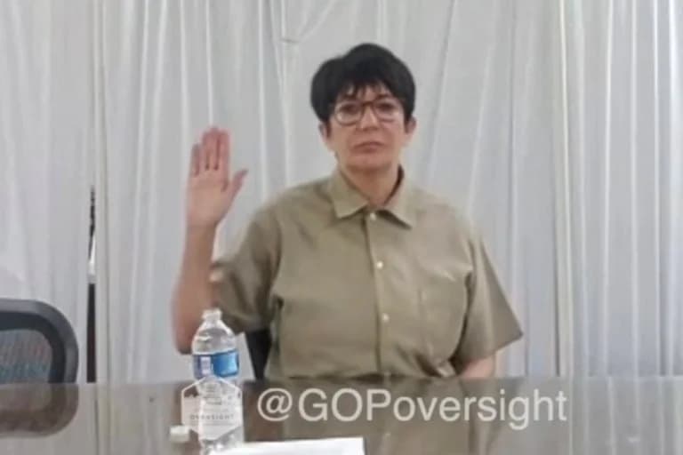 吉斯莱恩·麦克斯韦尔在狱中剪发表明她仍然痴迷于权力