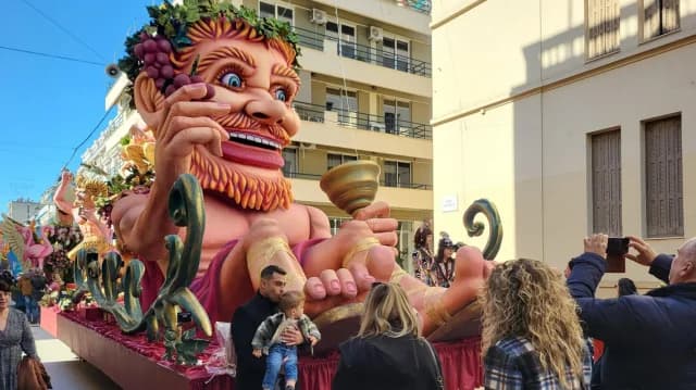 קרנבל פטרס: מצעד מרשים עם 50,000 חוגגים