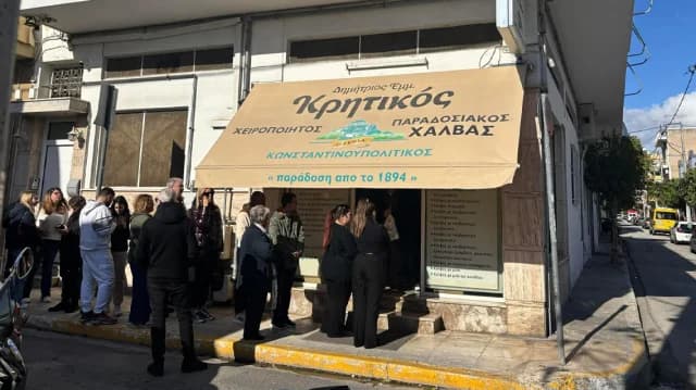 Largas colas para el halva en Palaia Kokkinia: 132 años de tradición