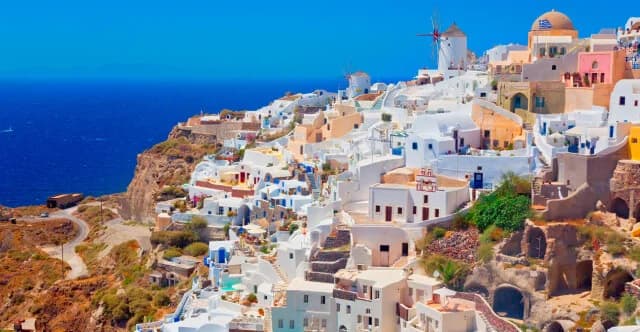 Αιγαίο: Η Σαντορίνη «πρωταθλήτρια» στις βραχυχρόνιες μισθώσεις, η Πάρος στα έσοδα