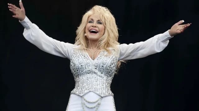 Dolly Parton Returns to Las Vegas After 32 Years