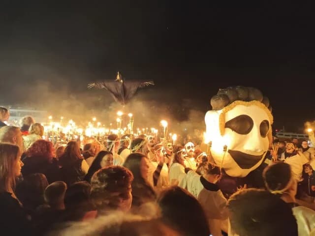 Εντυπωσιακές Λαμπαδηφορίες στη Νάξο: Φωτογραφίες και Βίντεο