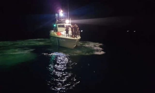 Wassereinbruch in Fischerboot nordöstlich von Syros