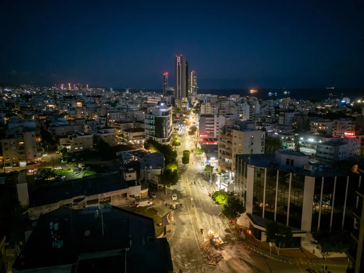 Λεμεσός: Ταχύτατη Επιχείρηση Καθαρισμού μετά την Παρέλαση – 50 Τόνοι Σκουπιδιών