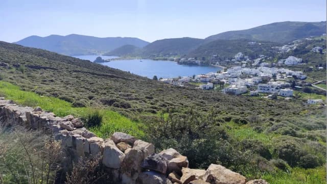 Πλειστηριασμοί σε Πάτμο και Άνδρο: Οικόπεδα Τοξότης και κατοικίες με θέα