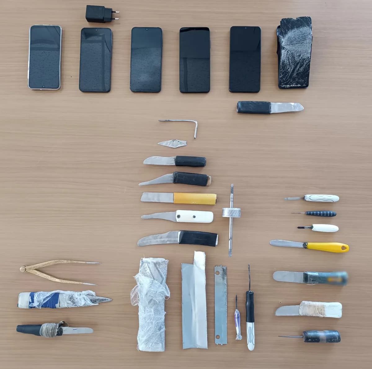 多莫科斯监狱突袭：查获自制刀具和手机