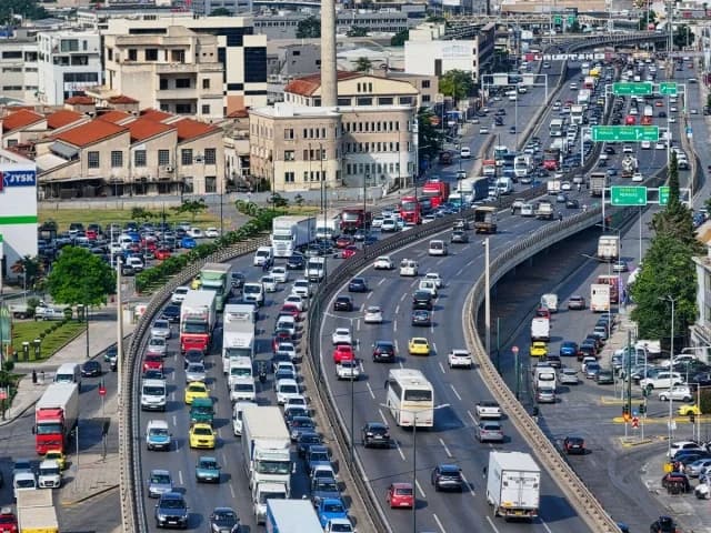 כאוס תנועה בשדרות קיפיסוס: התנגשות של שלושה כלי רכב