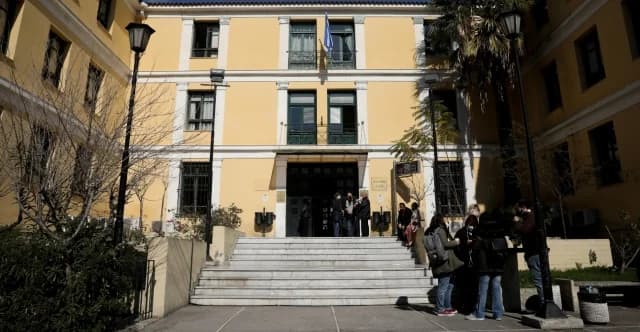 Σύλληψη ζευγαριού με μαχαίρια στα δικαστήρια Ευελπίδων