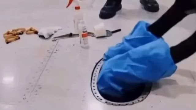 为什么技术人员要进入飞机油箱