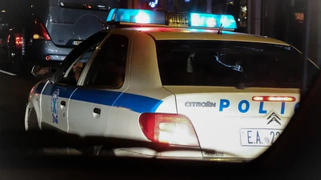 Салоники: 26-летний мужчина попал в аварию и напал на полицейского