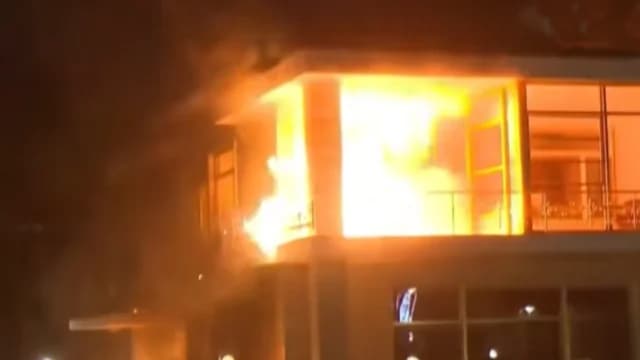 Tirana: Incendio en la antigua villa de Hoxha durante protestas