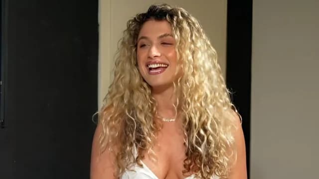 Antigoni Buxton: Complacida con las comparaciones con Shakira