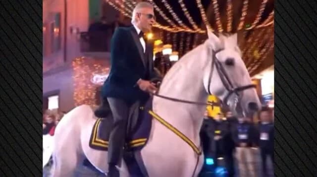 Andrea Bocelli erscheint auf weißem Pferd beim Sanremo Festival