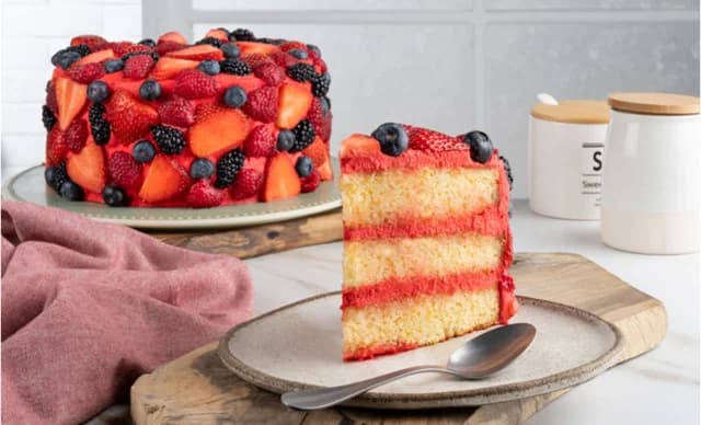 Delicious Strawberry and Berry Cake Recipe
