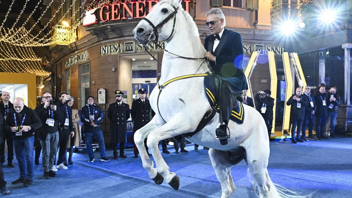 Andrea Bocelli: Spektakulärer Auftritt in Sanremo auf weißem Pferd