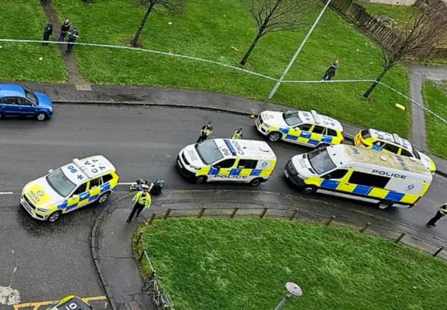 Alarm in Edinburgh: Mann mit Messern, Berichte über Verletzte