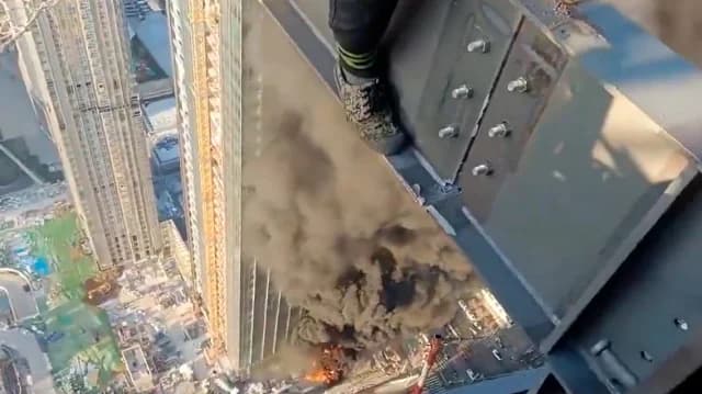תל אביב: פועלים סינים מצלמים תקיפת רקטה על בניין