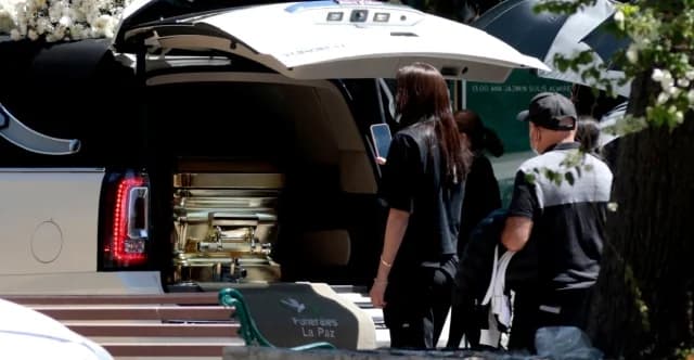Entierran a El Mencho en ataúd de oro con presencia militar en México