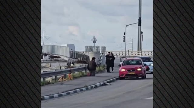 ישראל: אזרחים כורעים על הכביש המהיר באמצע אזעקות - וידאו