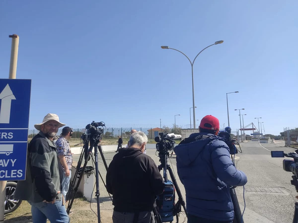 Alerta en Akrotiri: Sirenas y advertencia de viaje por terrorismo