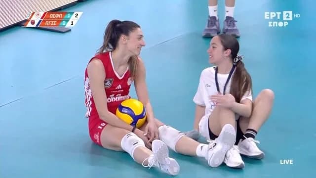 Βόλεϊ Γυναικών: Η Εμμανουηλίδου έπεσε πάνω σε κοριτσάκι κατά τη διάρκεια του αγώνα