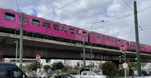 רכבת ורודה באתונה: הפתעה והערצה לנוסעים