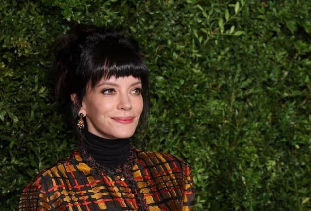 Lily Allen: Dress Made of Ex-Husband's Gifts Receipts to Mistresses