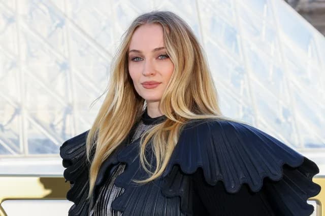 Sophie Turner: Άλλαξε το ξανθό με ένα κομψό καστανό