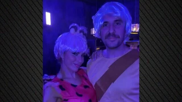 Doretta Papadimitriou y Giorgos Gerontidakis como Picapiedra en una fiesta de disfraces