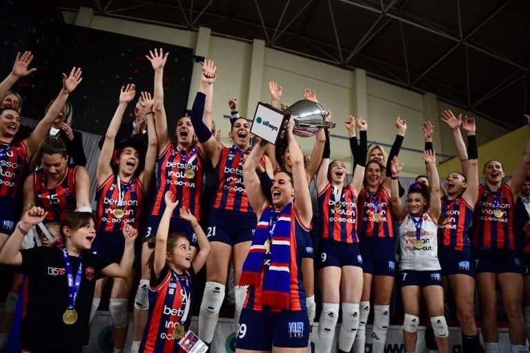 AO Thiras – Panionios Betsson 1-3: First Greek Cup for "Kyanerythri"