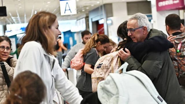Vuelo desde Dubái: Llegan 400 griegos a Atenas