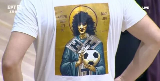 Aficionado del Iraklis Honra a Chatzipanagis con Camiseta de "Santo"