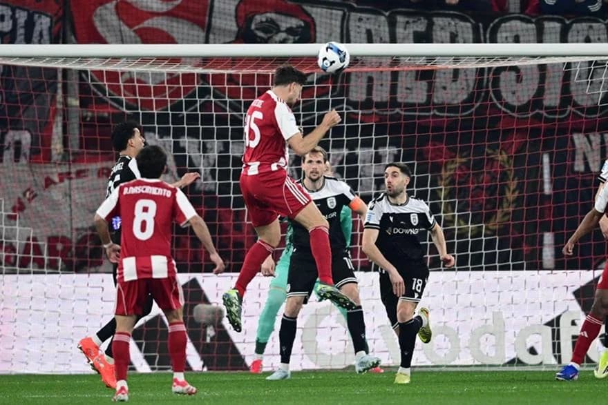 Olympiakos und PAOK trennen sich 0:0, AEK übernimmt Führung